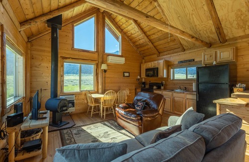 Cameron Cabin | Sheep Creek Cabin B is a cozy cabin featuring amazing views and prime location.