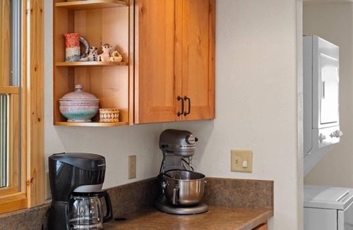 Red Lodge House | Short distance to downtown & Skiing-Chickadee Chalet