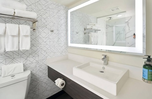 Riverside Hotel | Short Drive to Bing Crosby Theater! 2 Modern Units, Pet-Friendly