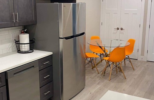 Pleasant Grove House | Signature Suite with Balcony Views - Waffles too!