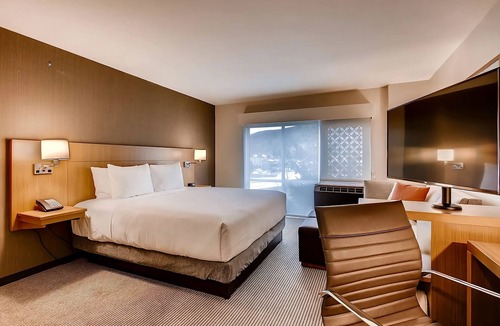 Mountain House Hotel | Ski Access! Two Relaxing Units, Free Breakfast, Jacuzzi, Mountain Views!