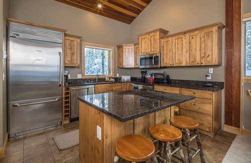 Big Horn House | Ski-in/out condo w/great views, electric burning fireplace & great location! - Big Horn Powder Run