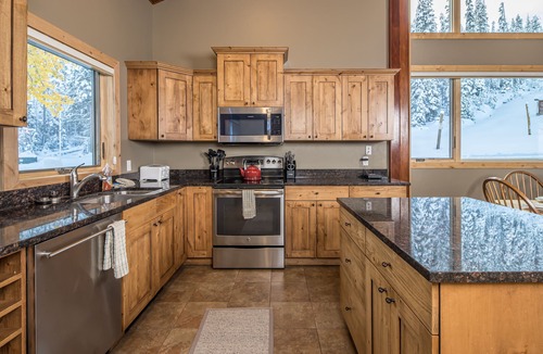 Big Horn House | Ski-in/out condo w/great views, electric burning fireplace & great location! - Big Horn Powder Run