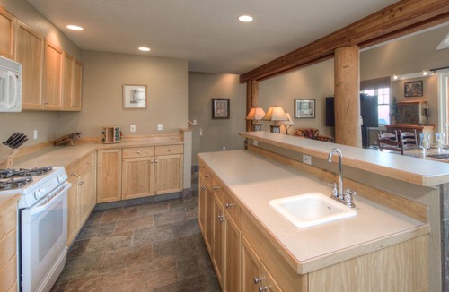 Saddle Ridge House | Ski-in/ski-out home w/private hot tub in Moonlight Basin - Saddle Ridge - Snow Den Chalet