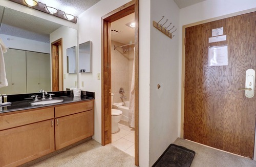Copper Mountain Village Hotel | Ski-In/Ski-Out Hotel Room, Steps to American Eagle Lift with Outdoor Hot Tub