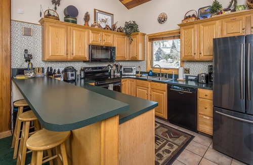 Big Horn House | Ski in/Ski out, views of Lake Levinsky, wood burning fireplace - Big Horn Ski Escape!