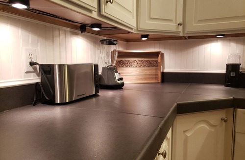 Sandy House | SkiBum Paradise w/fireplace & large fenced yard (pet friendly!)