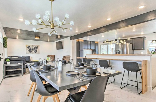 Great Falls House | Sleek & Modern Great Falls Gem: Hot Tub, Yard