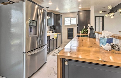 Great Falls House | Sleek & Modern Great Falls Gem: Hot Tub, Yard