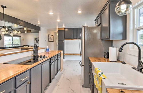 Great Falls House | Sleek & Modern Great Falls Gem: Hot Tub, Yard