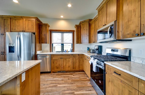 Red Lodge House | Sleek Red Lodge Home Rental w/Private Hot Tub!