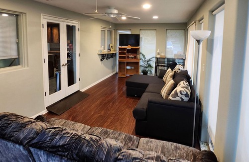 Kennewick House | Sleeps 4+that good doggy!Comfy, close to golf, restaurants & C.River Prk events!