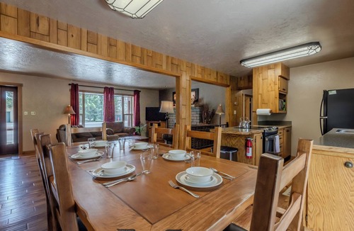 West Yellowstone House | Sleeps 7, In Town, 5 blocks to Yellowstone with A/C and WiFi