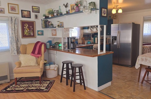 St. Regis Cottage | Snuggle Up In this Vintage Themed Cottage with Hot Tub Relax & Unwind