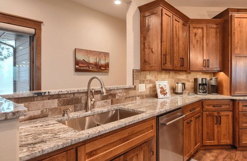 Lead Cabin | Spacious 2-Level Custom Craftsman Style Lodge w/Hot Tub, Fire Pit, Clubhouse
