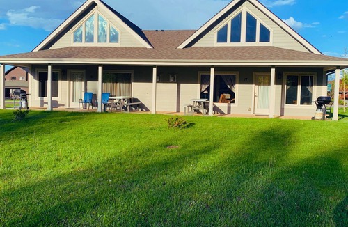 Red Lodge Condo | Spacious 3 Bed, 3 Bath Condo on Golf Course with Hot Tub, Sauna & Indoor Pool!