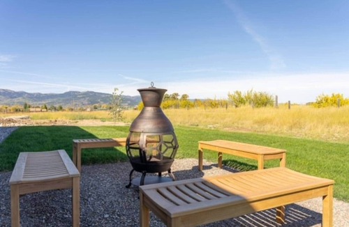 Victor House | Spacious 3 King Beds A/C Views EV