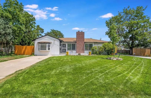 University Hills House | Spacious 4-bedroom house 10 minutes from Downtown Denver w/Big Yard