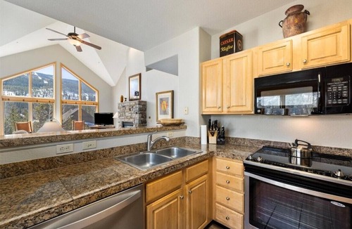 Mountain House Condo | Spacious 4BR Gateway Lodge near MTN House Base w/indoor pool, hot tub & views!