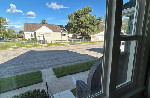Anaconda House | Spacious 5-bedroom house in beautiful Anaconda with Salt water Hot Tub