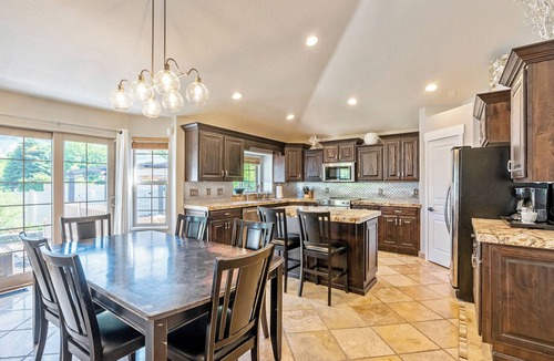 Orem House | Spacious cozy 6 bedroom just 20 minutes from Sundance Ski resort.
