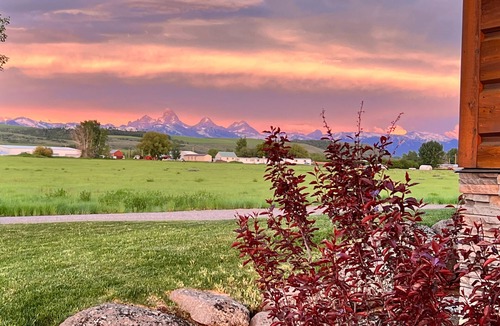 Felt House | Spacious, Exquisite Ranch House with Stunning Teton Views Close to Driggs