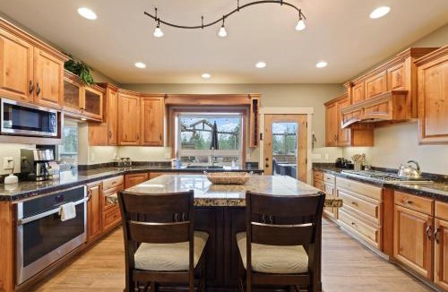 Westbrook Meadows House | Spacious Five Peaks Home with Soaking Tub and BBQ