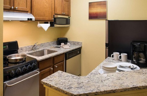 Shea Business Park Hotel | Spacious Good-Value Accommodation! 2 Convenient Units, Outdoor Pool