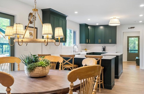 Lake Toxaway Cabin | Spacious lakefront renovated retreat with putting green
