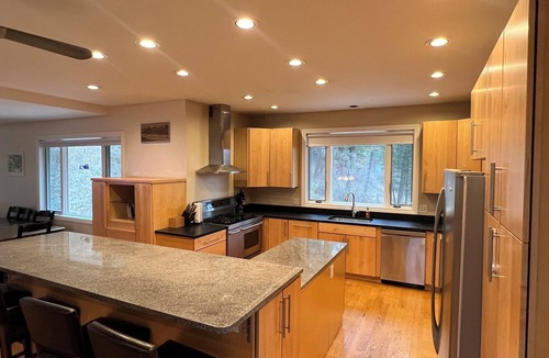 Missoula House | Spacious Mountainside Lodge on 10 acres in the outskirts of Missoula
