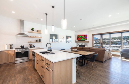 Fraser House | Spacious Retreat II Fireplace, Hot Tub, Free Bus, 2 Master Bedrooms