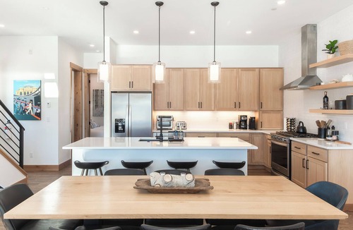 Fraser House | Spacious Retreat II Fireplace, Hot Tub, Free Bus, 2 Master Bedrooms