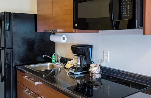 Fargo Hotel | Spacious Retreat with In-Room Kitchen | Pet-Friendly | Free Parking | BBQ Area