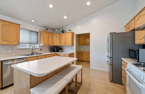 West Valley City House | Spacious Warm/cozy home-Salt Lake-Golf-Ski-hiking