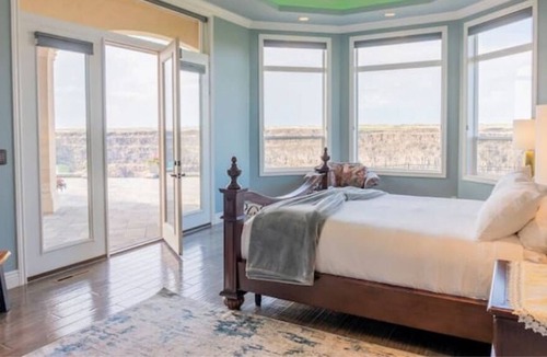 Twin Falls Villa | Spectacular Canyon Rim Villa