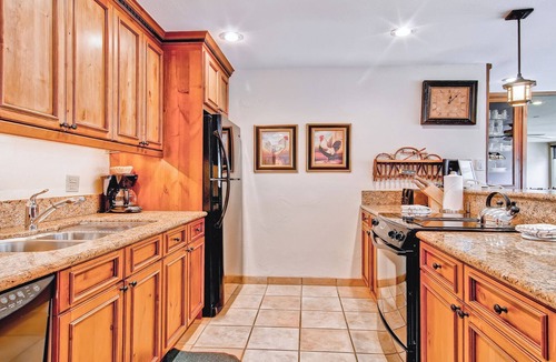 Vail Condo | Spectacular Vail Mountain Views Granite Kitchen Western Decor