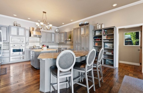 Sandpoint House | Spectacular Waterfront Getaway
