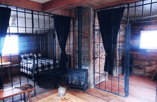 Anaconda Cabin | Spend a night in Jail