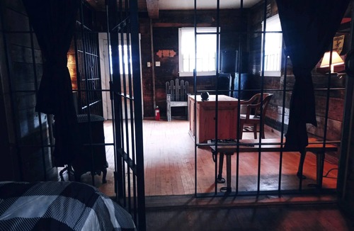 Anaconda Cabin | Spend a night in Jail