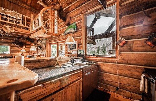 Mineral County Cabin | ⭐ Sportsman Dream Riverfront SKI PASS.Fireplace⭐