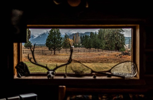 Mineral County Cabin | ⭐ Sportsman Dream Riverfront SKI PASS.Fireplace⭐