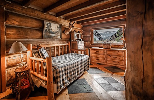 Mineral County Cabin | ⭐ Sportsman Dream Riverfront SKI PASS.Fireplace⭐