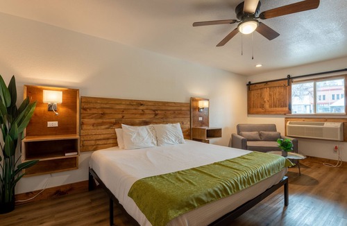 Hot Springs Cabin | Springs Lodge & Cafe