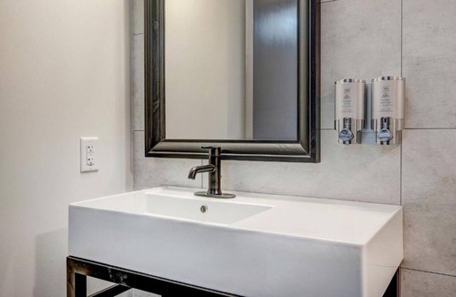 Silverthorne Hotel | Stay Close & Comfortable – 3 Modern Units, Walk to Shops, Cafés & Music