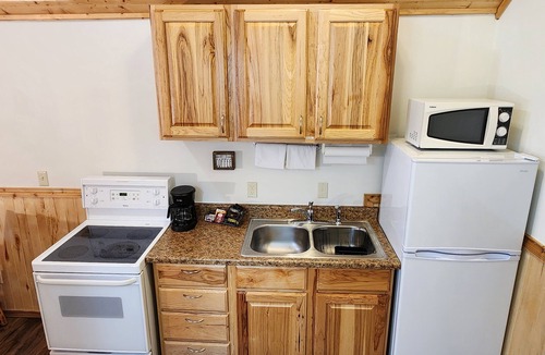 Whitefish Resort | Studio 1 King Bed, Full Bath, Full Kitchen 10 Minutes from West Glacier Park!