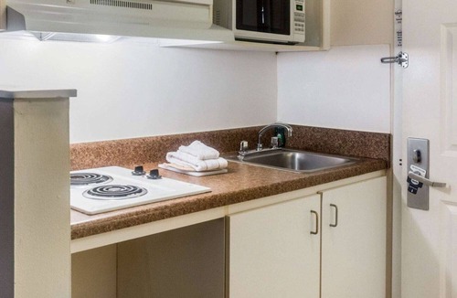 Coliseum Central Hotel | Studio 6 Extended Stay - Hampton, VA - Langley AFB Area