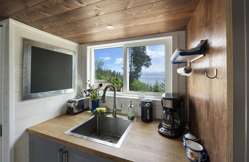 Sagle House | Stunning Lakeview Tiny Home w/Private Hot Tub