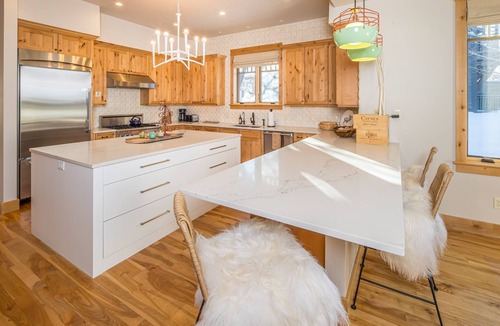 Big Sky House | Stunning, Modernized Town Center Home! Hot Tub! 15 Min Drive to Resort!