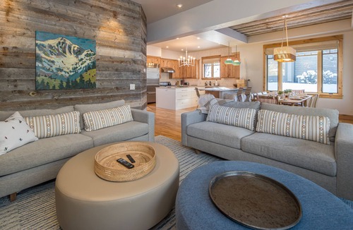Big Sky House | Stunning, Modernized Town Center Home! Hot Tub! 15 Min Drive to Resort!