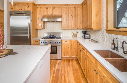 Big Sky House | Stunning, Modernized Town Center Home! Hot Tub! 15 Min Drive to Resort!